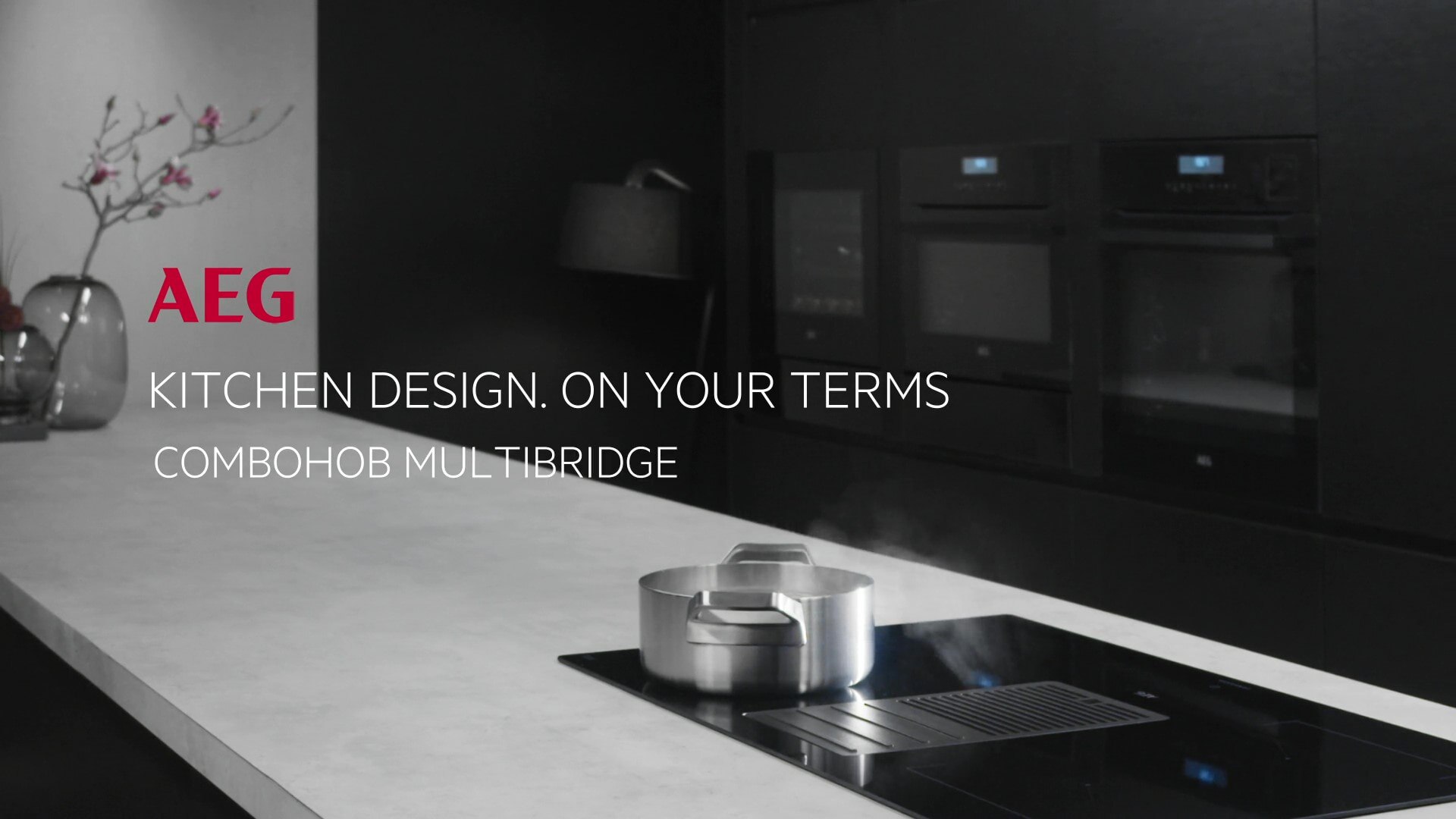 83cm induction cooktop with integrated rangehood IDK84454IB AEG