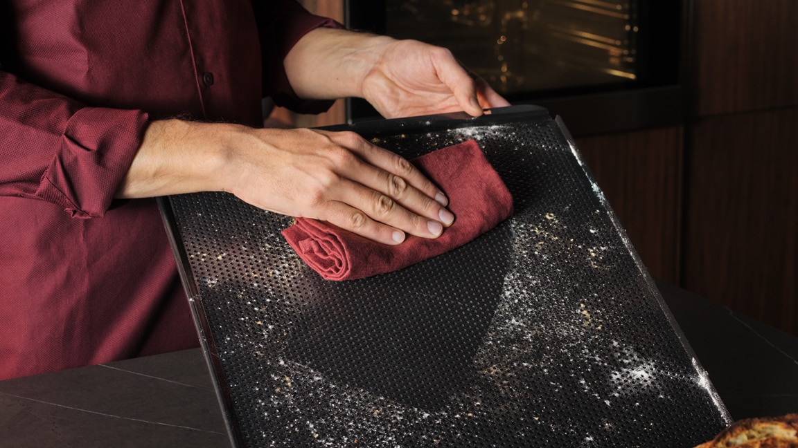 A CLEAN OVEN WITH LESS EFFORT